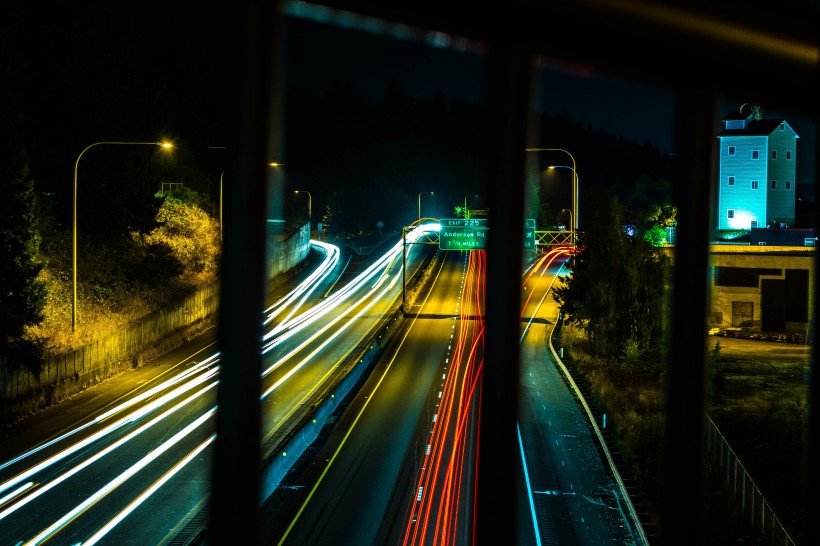 夜晚城市道路上的延時拍攝圖片