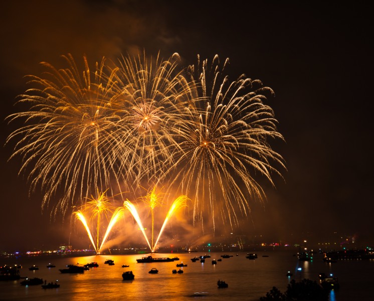 夜空中美丽的烟花图片