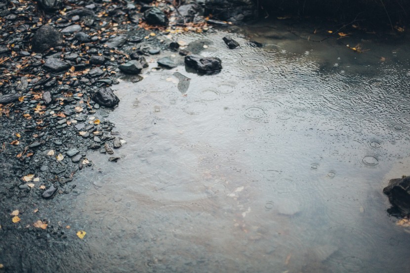 雨后積水的地面圖片