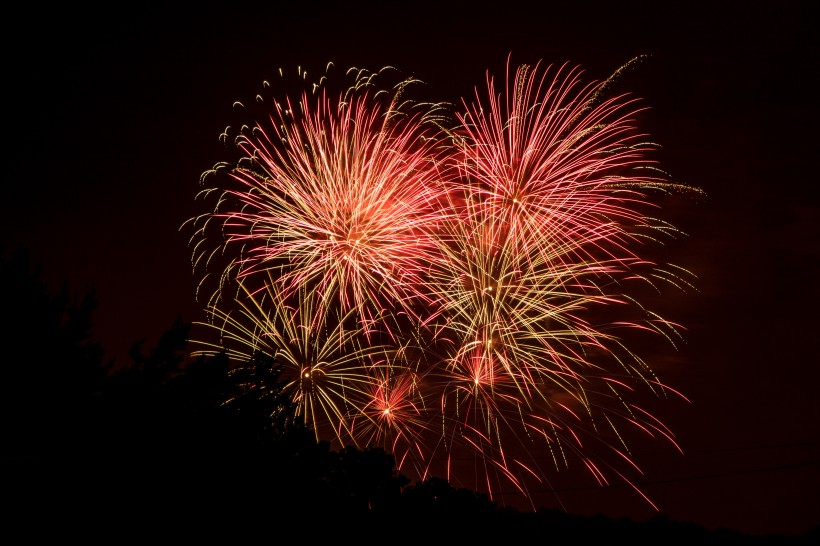 夜空中唯美璀璨的煙花圖片