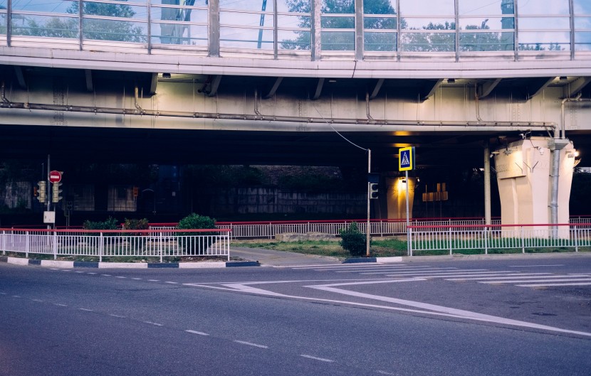 空荡荡的城市街道图片