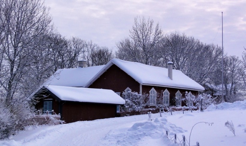 雪中的小屋图片