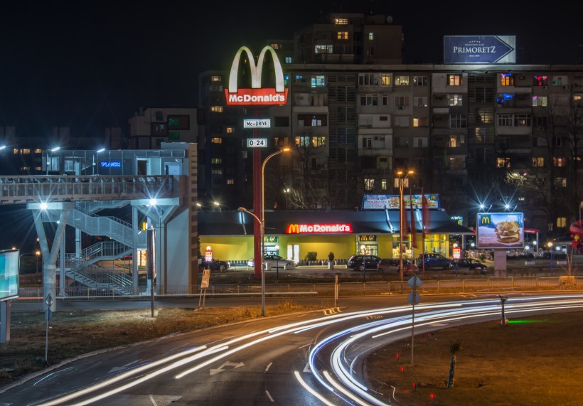 夜晚城市道路上的延時(shí)拍攝圖片