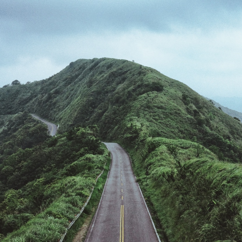 蜿蜒的沥青公路图片