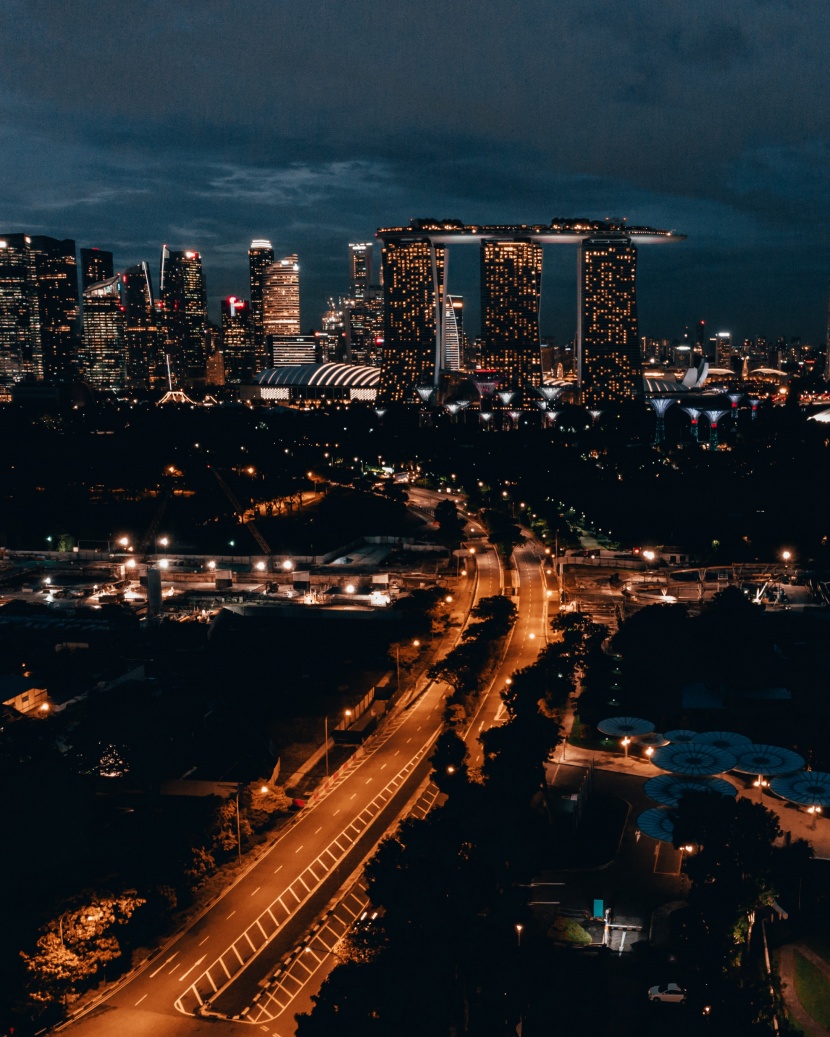 现代城市的夜景图片