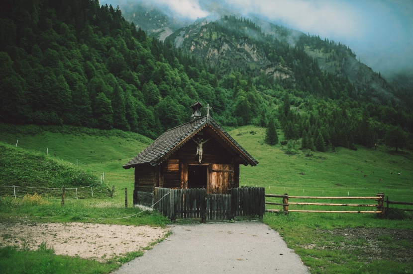 美丽山景中的房屋图片