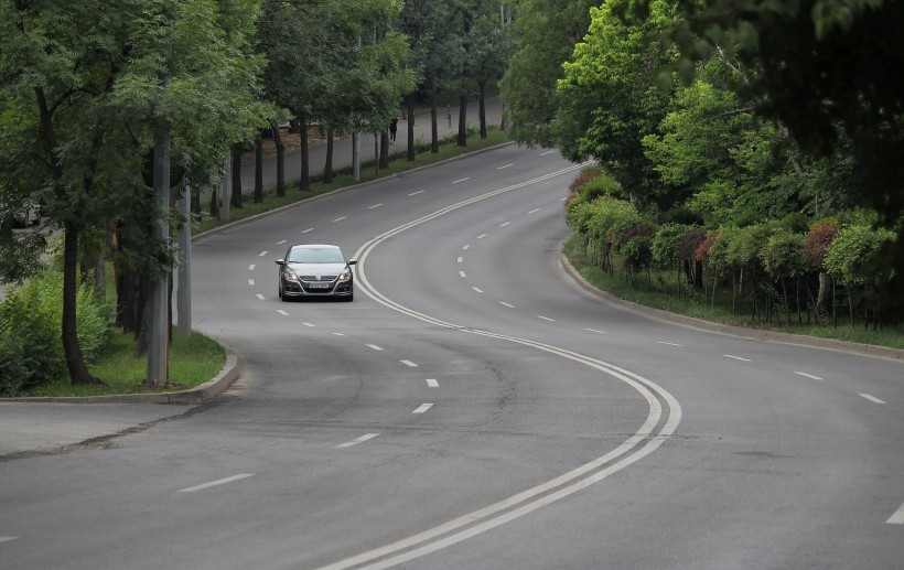 向着远方蜿蜒的公路图片