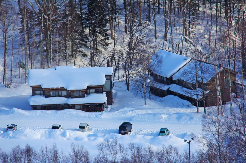 雪中的小屋图片