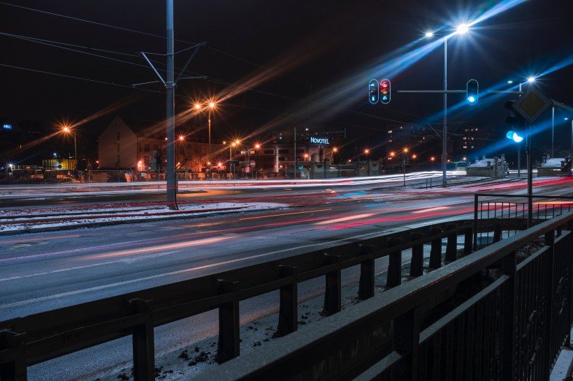 夜晚城市道路上的延時拍攝圖片