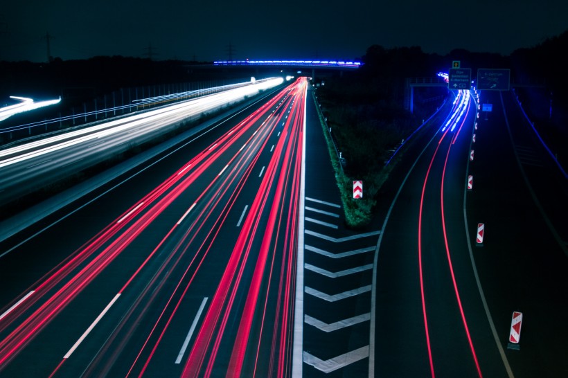 車輛來往的光影痕跡圖片