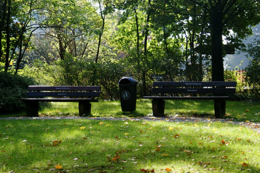 落寞的公園長(zhǎng)椅圖片