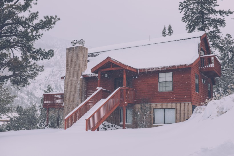 被雪覆盖的小屋图片