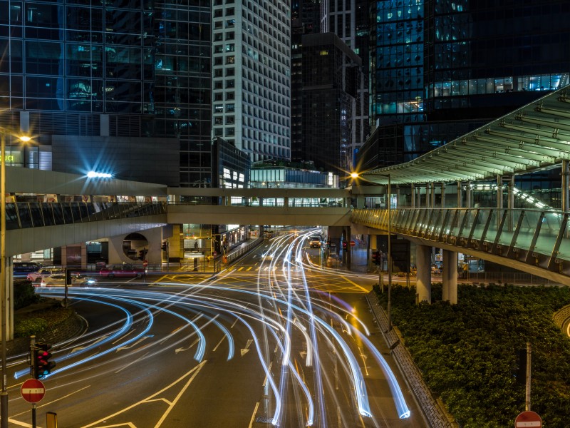 夜晚城市道路上的延時拍攝圖片