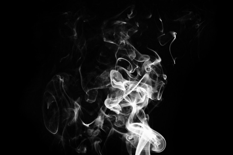 黑色背景下的白色吸烟烟雾图片