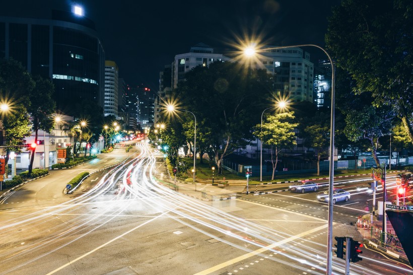 夜晚城市道路上的延时拍摄图片