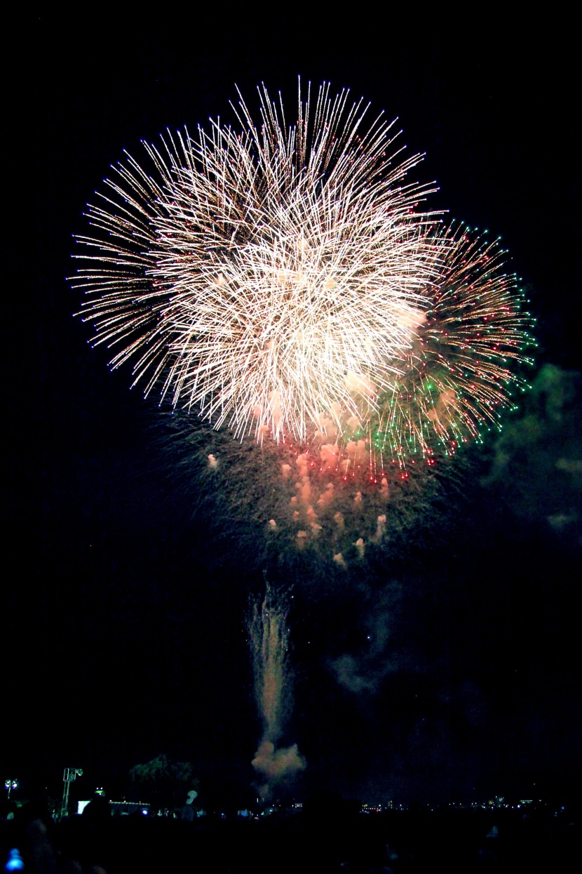 夜空中美麗的煙花圖片