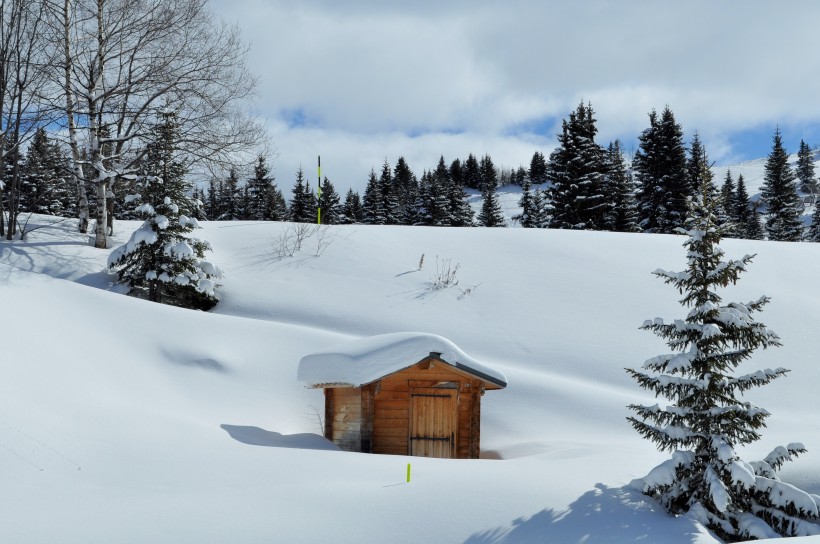 雪中的小屋图片