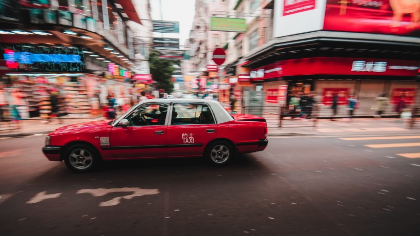 行驶在路上的汽车图片