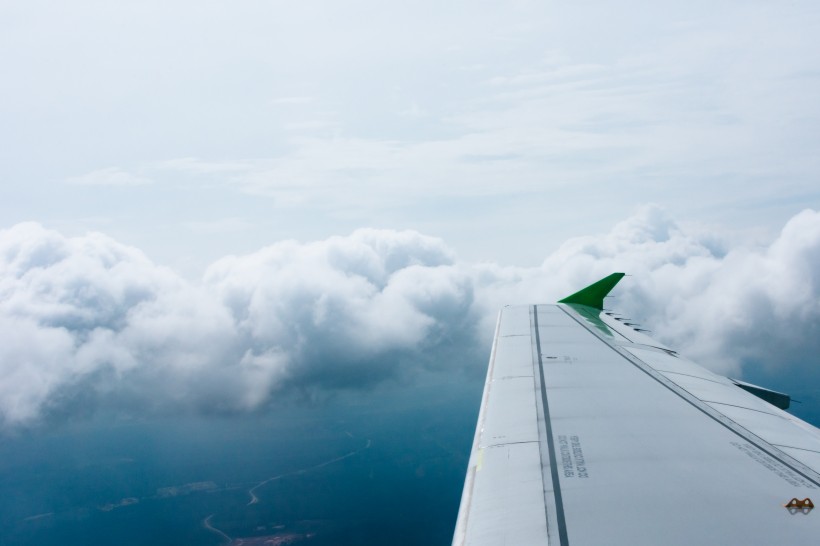 高空中的机翼图片