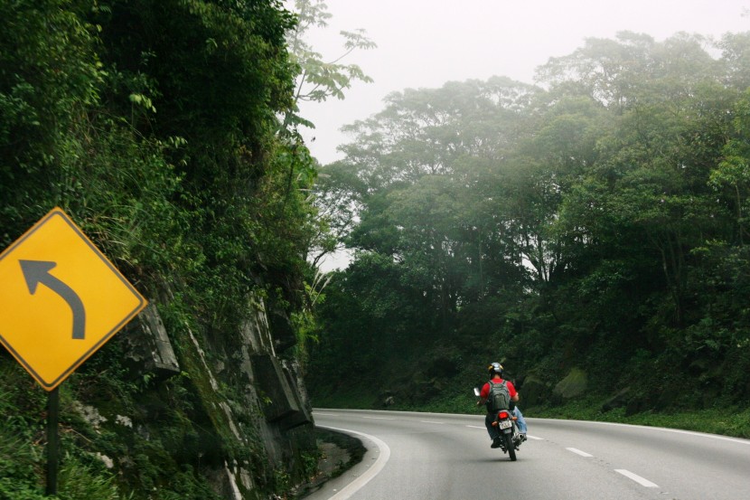 蜿蜒向遠(yuǎn)方的公路圖片