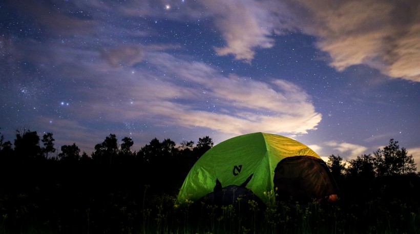 夜晚野外的帐篷图片