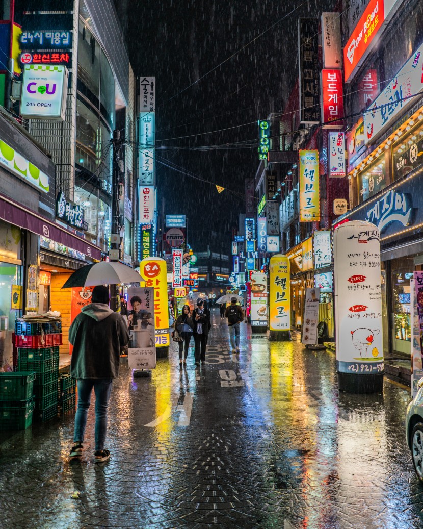 灯火朦胧的雨夜街道图片