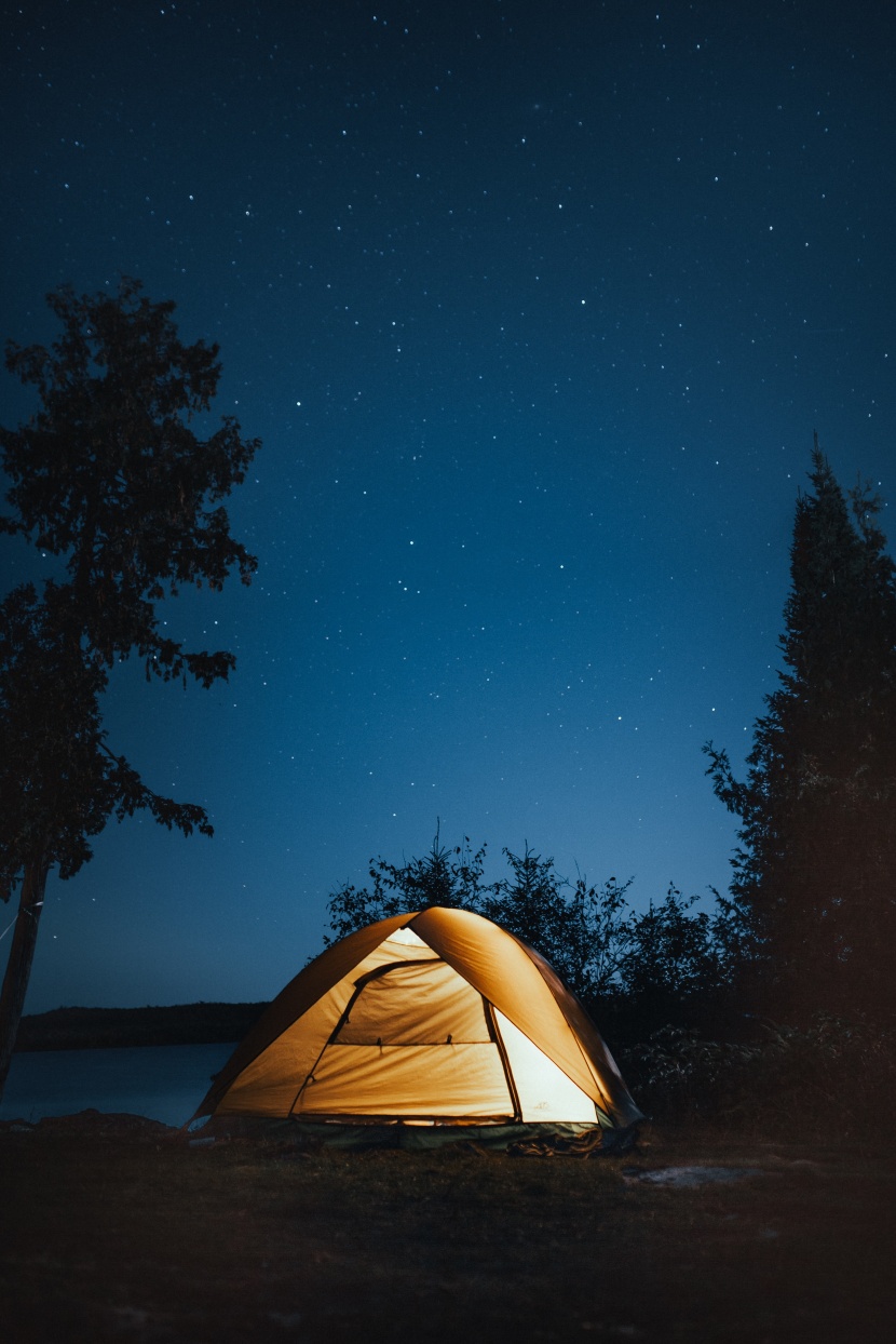 夜晚旅游露营帐篷图片