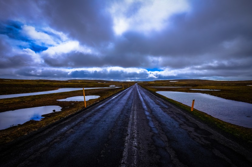 濕漉漉的雨后公路圖片