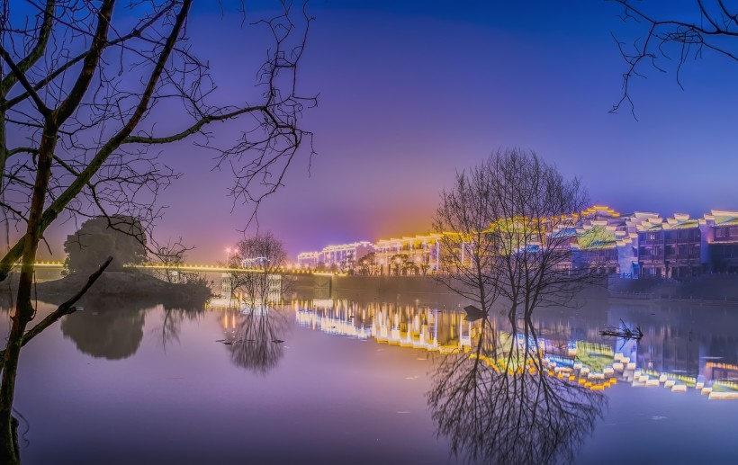 夜晚城市的水中倒影图片