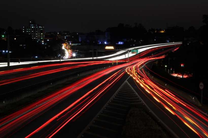 車輛來往的光影痕跡圖片