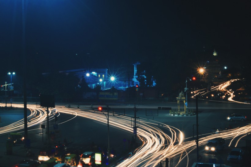 夜晚城市道路上的延时拍摄图片