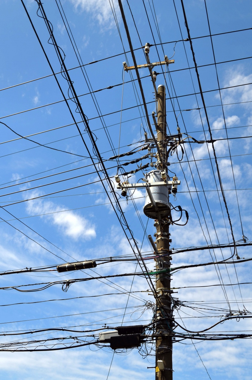 電線桿上的電線圖片