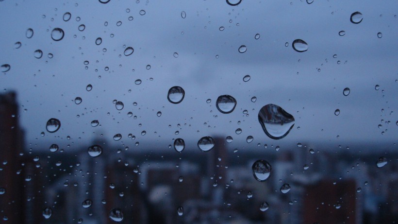 雨后的玻璃窗图片