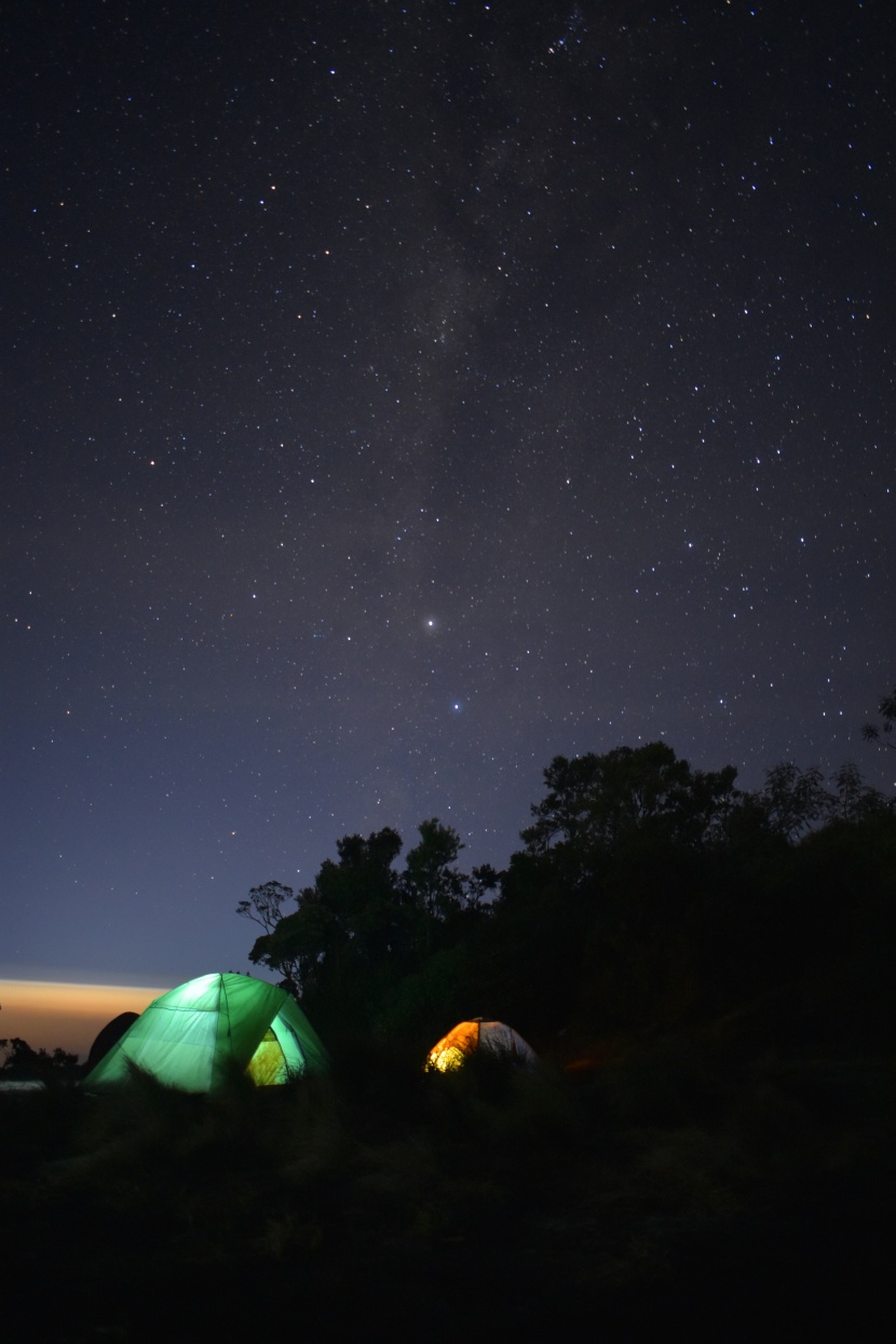 夜晚旅游露营帐篷图片