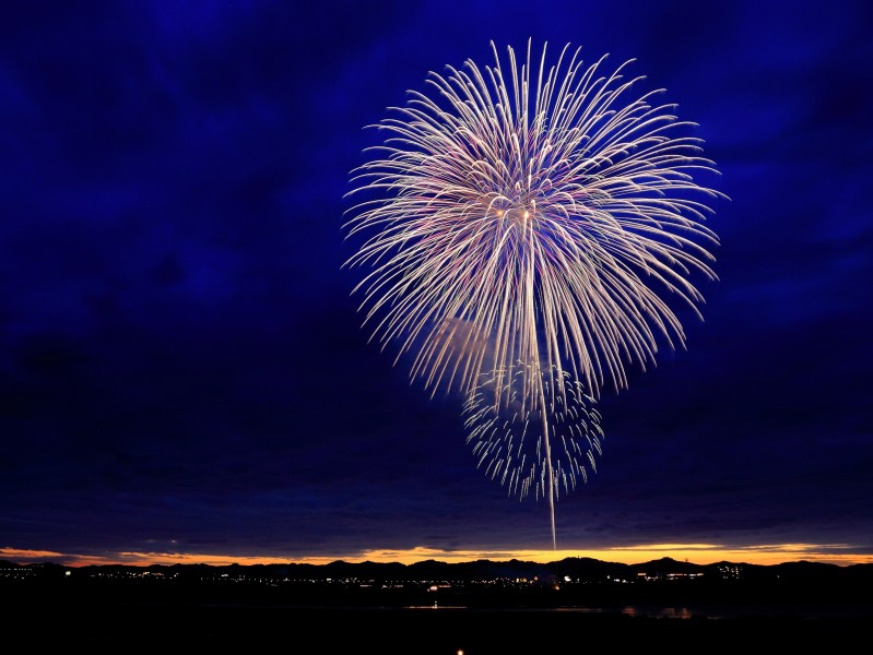 夜空中唯美璀璨的煙花圖片