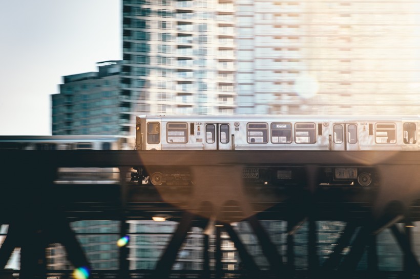 行駛中的列車圖片