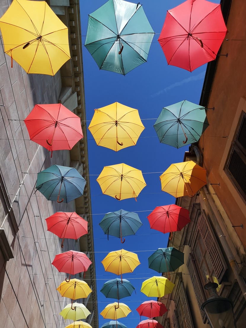 五顏六色的雨傘長廊圖片