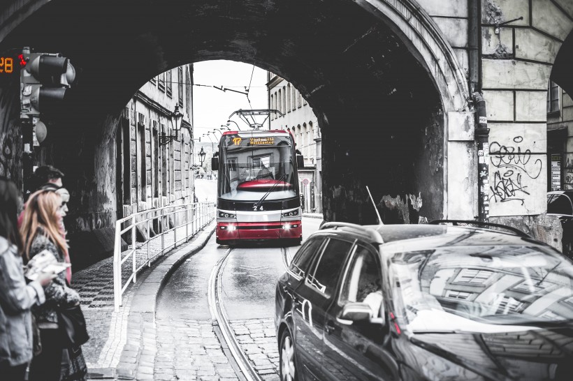 行駛在路上的汽車圖片