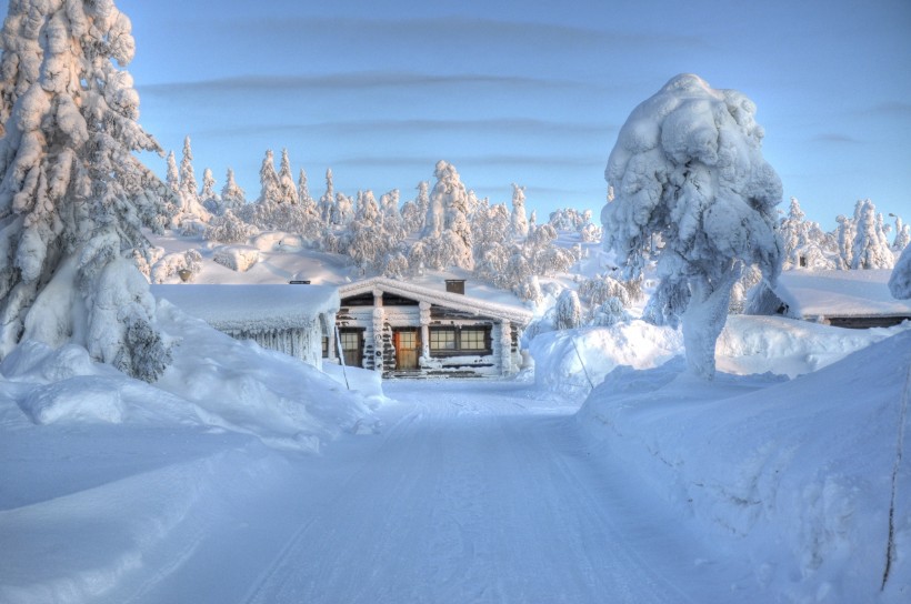 雪中的小屋图片