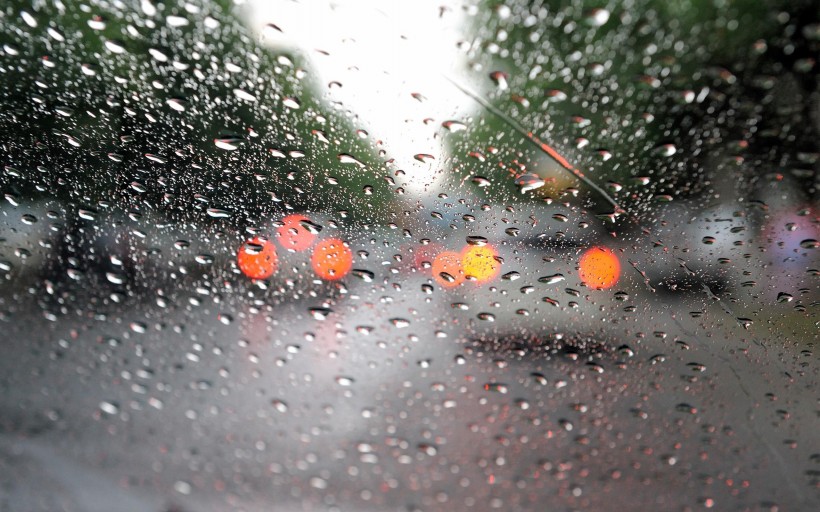 雨后的玻璃窗图片