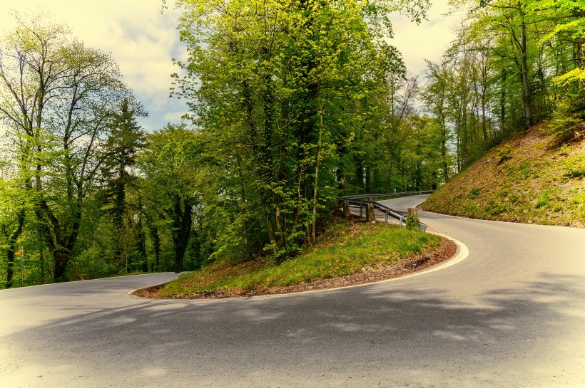 盤旋蜿蜒的公路圖片