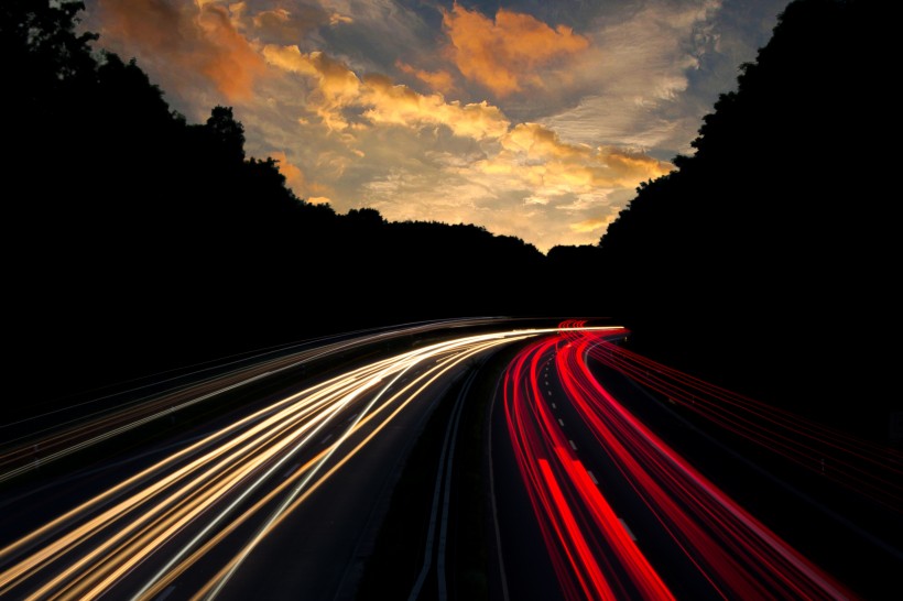 夜晚城市道路上的延时拍摄图片