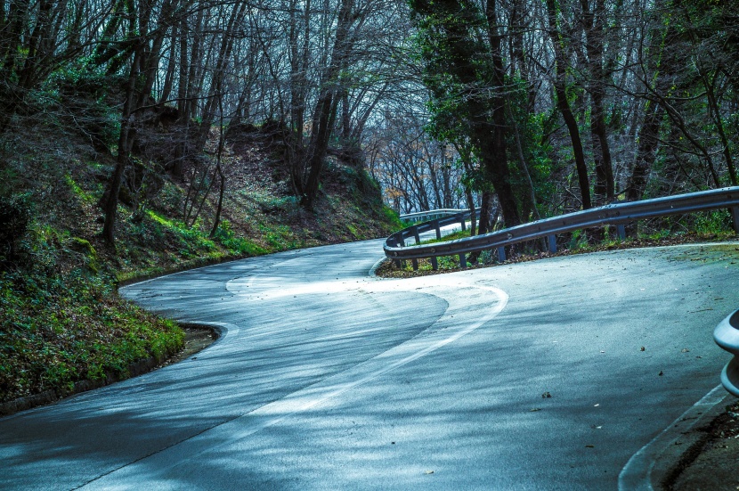 蜿蜒曲折的公路图片