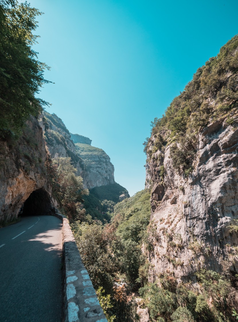 蜿蜒的山嶺隧道圖片