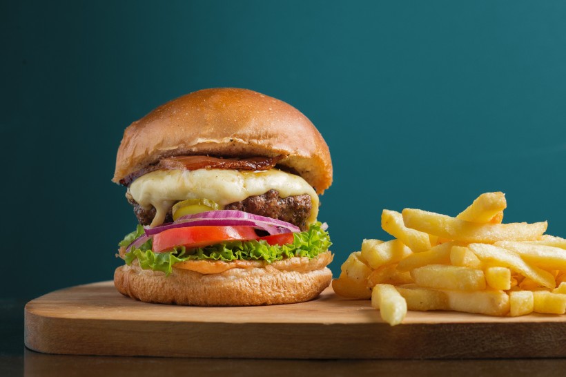 营养均衡的美味汉堡图片