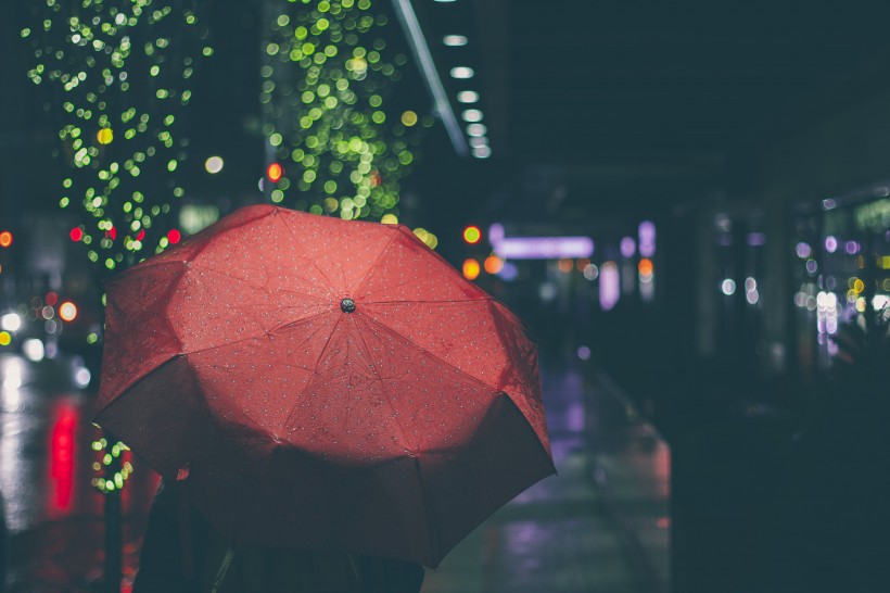 遮阳挡雨的雨伞图片