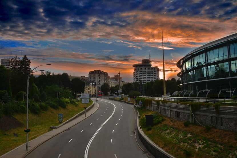 平坦蜿蜒的公路图片