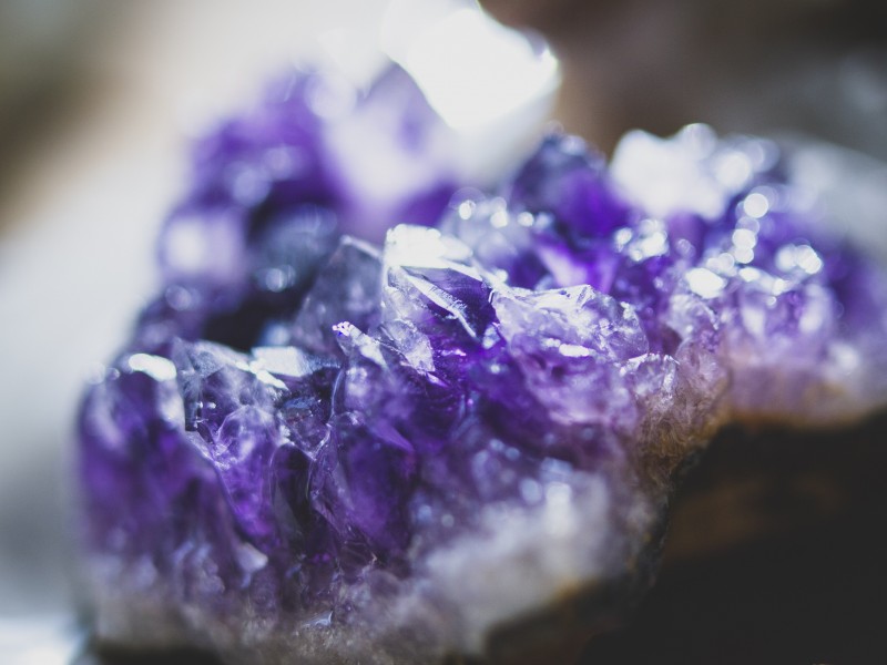 晶莹剔透璀璨的紫水晶图片