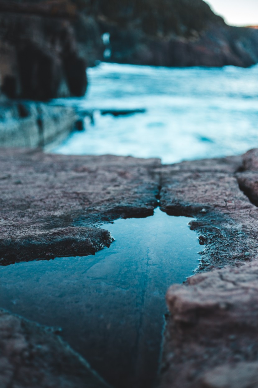 雨后地面的水坑圖片