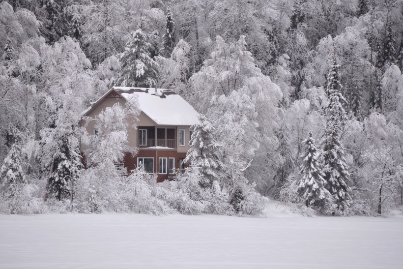 雪中的小屋图片